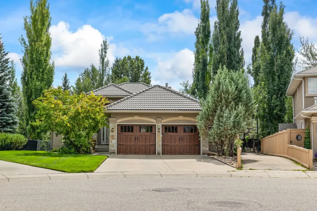 Front garage home - professional real estate photography